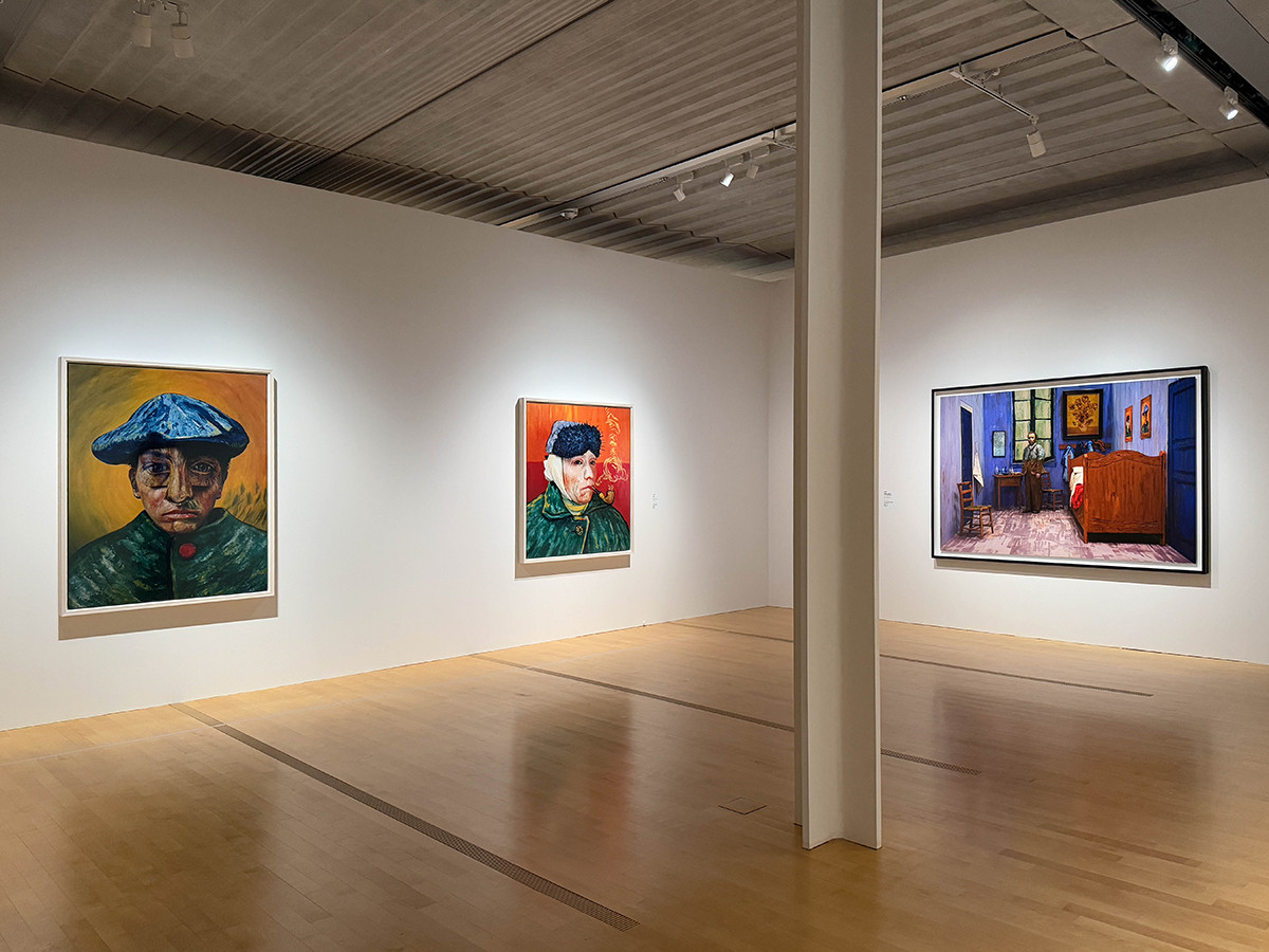 ポーラ美術館「ゴッホ・インパクト ― 生成する情熱」会場より　（左から）森村泰昌《肖像（カミーユ・ルーラン）》［ベルギー版］1985／1989年　ポーラ美術館 ／ 森村泰昌《肖像（ゴッホ）》［ベルギー版］1985／1989年　ポーラ美術館 ／ 森村泰昌《自画像の美術史》（ゴッホの部屋を訪れる）2016／2025年　作家蔵