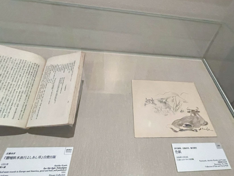 《会場風景》右:国吉康雄、近藤赤彦、藤田嗣治《色紙》1930年 トム&シェリル・ウルフ氏所蔵