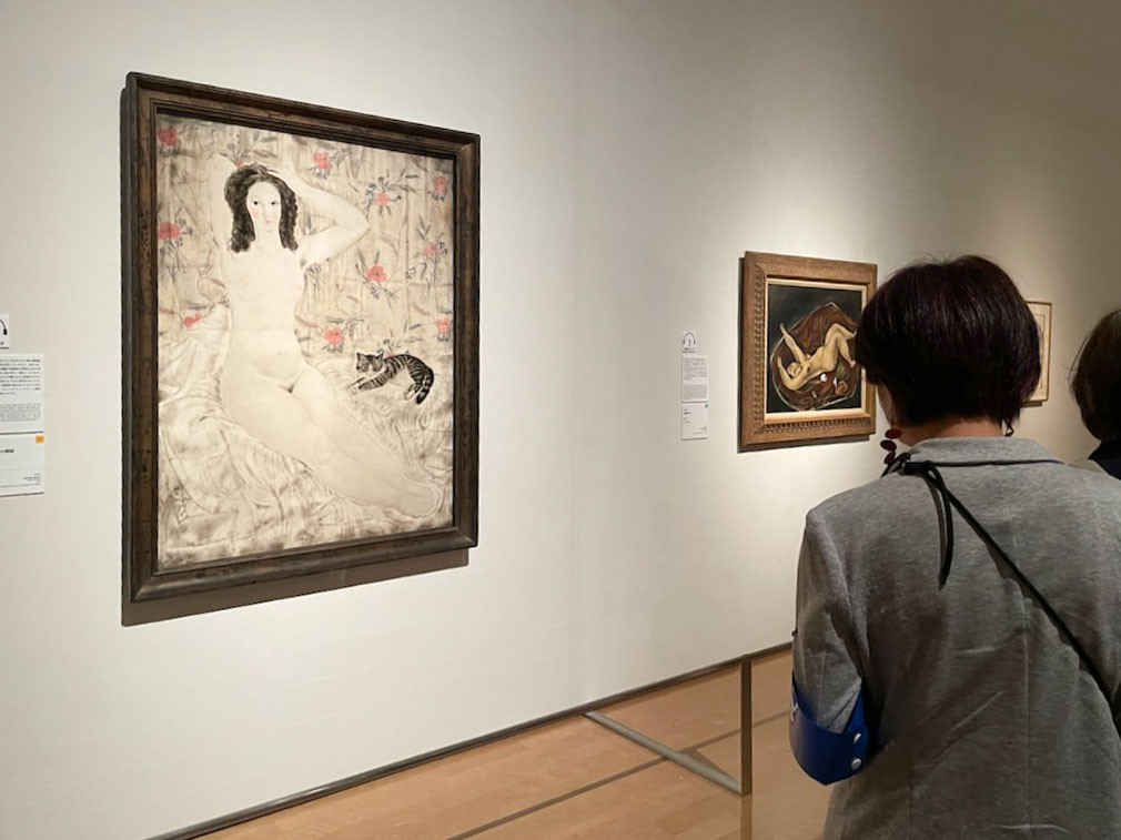 (左)藤田嗣治《タピスリーの裸婦》1923年 京都国立近代美術館