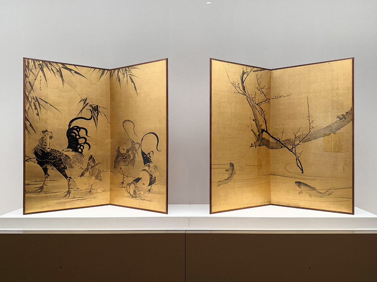 大阪中之島美術館「日本美術の鉱脈展　未来の国宝を探せ！」会場より　第1章「若冲ら奇想の画家たち」　（左から）伊藤若冲《竹鶏図屏風》寛政2（1790）年以前［全期間展示］ ／ 円山応挙《梅鯉図屏風》天明7（1787）年［全期間展示］
