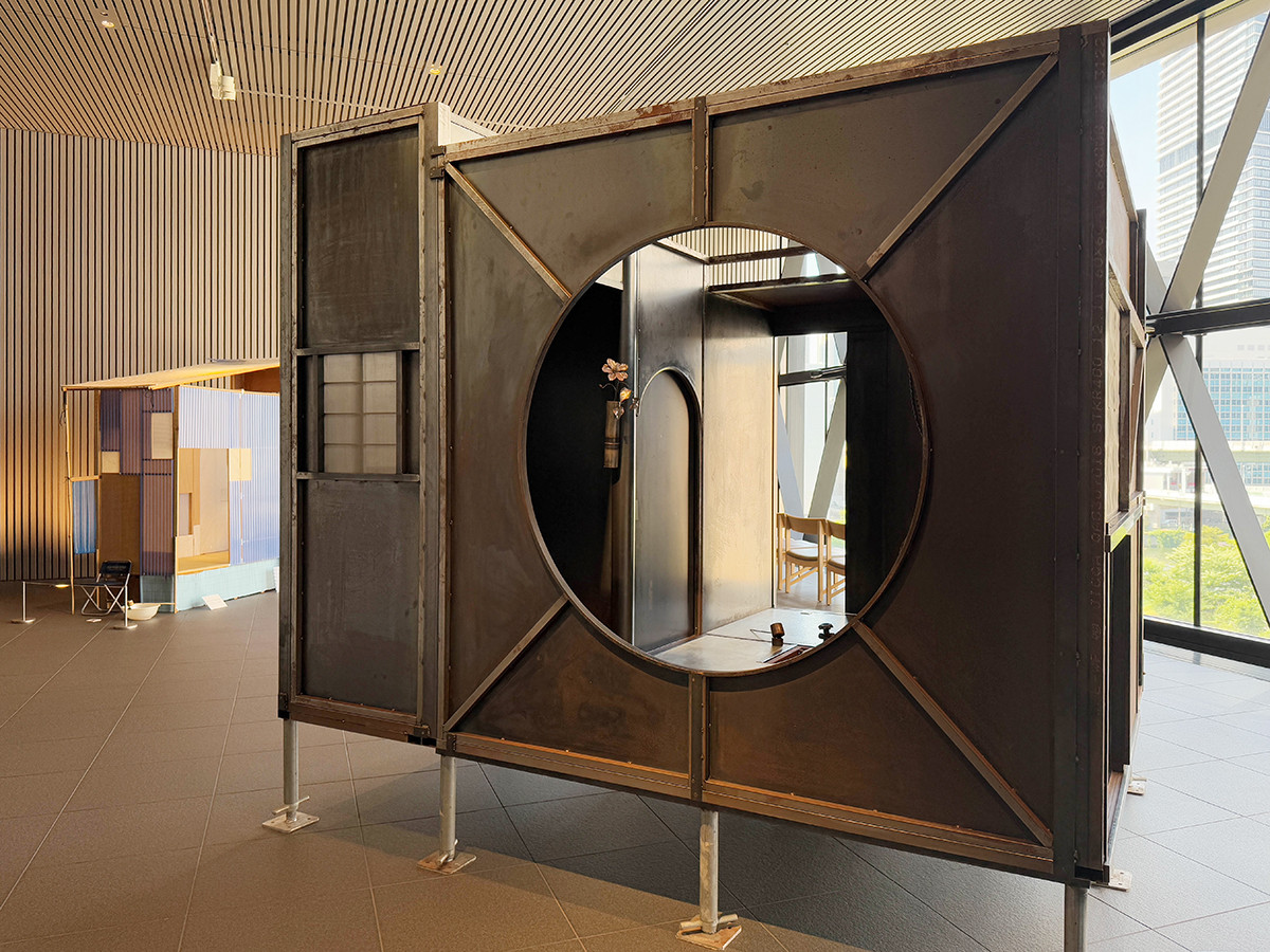 大阪中之島美術館「日本美術の鉱脈展　未来の国宝を探せ！」会場より　第5章「茶の空間」　（右手前）加藤智大《鉄茶室徹亭》平成25年（2013）［全期間展示］ ／ （左奥）山口 晃《携行折畳式喫 茶室》平成14年（2002）［全期間展示］