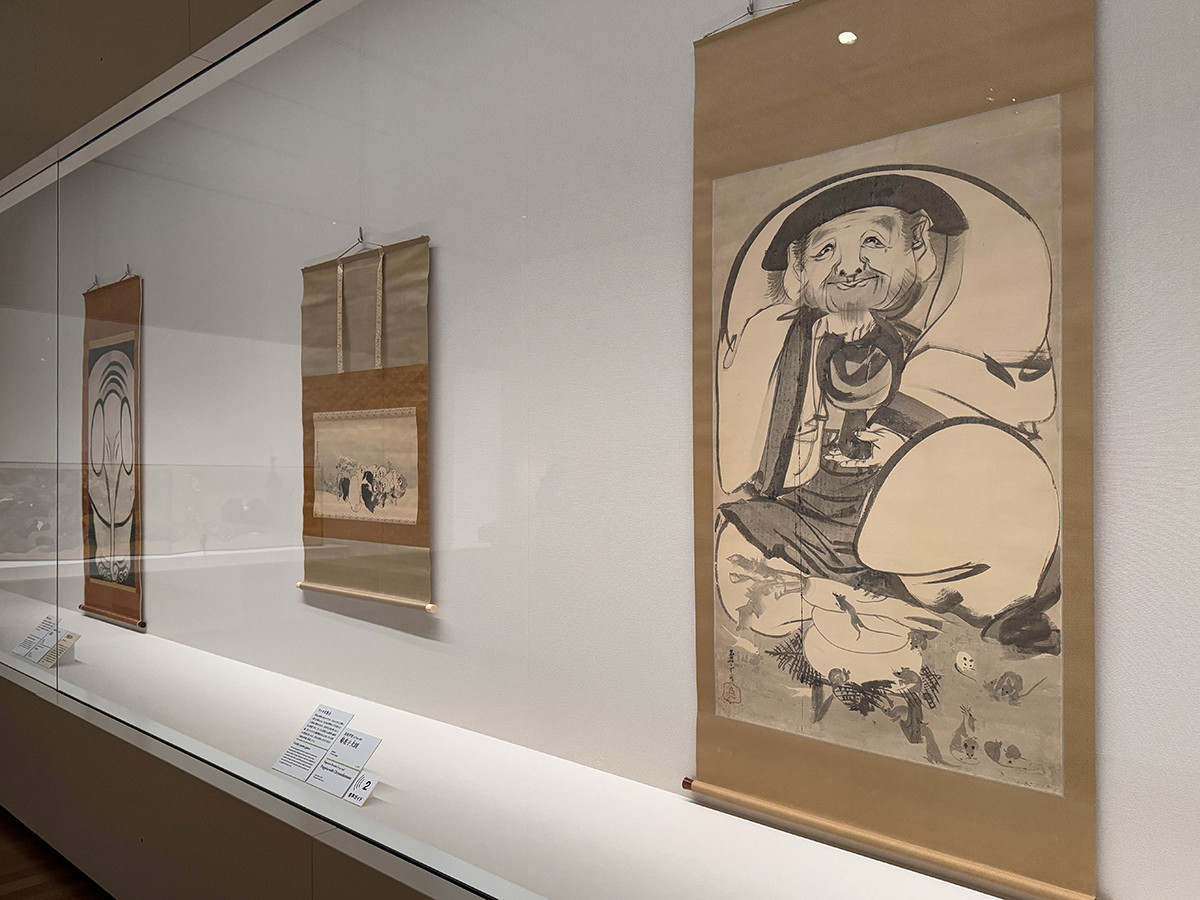 大阪中之島美術館「日本美術の鉱脈展　未来の国宝を探せ！」会場より　第1章「若冲ら奇想の画家たち」　（右手前）長沢芦雪《大黒天図》天明6〜7年（1786〜1787）福田美術館［展示期間：6/21〜7/27］