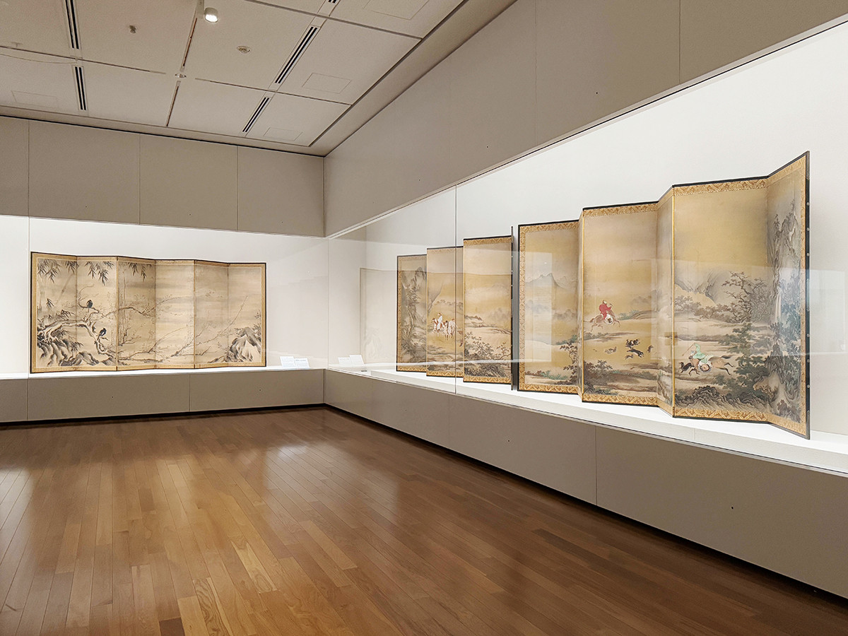 大阪中之島美術館「日本美術の鉱脈展　未来の国宝を探せ！」会場より　第2章「室町水墨画の精華」　（左から）式部輝忠《梅樹叭々鳥龱屏風》室町時代（16世紀）［全期間展示］ ／ 式部輝忠《韃靼人狩猟図屏風》室町時代（16世紀）国（文化庁保管）［展示期間：6/21〜7/27］