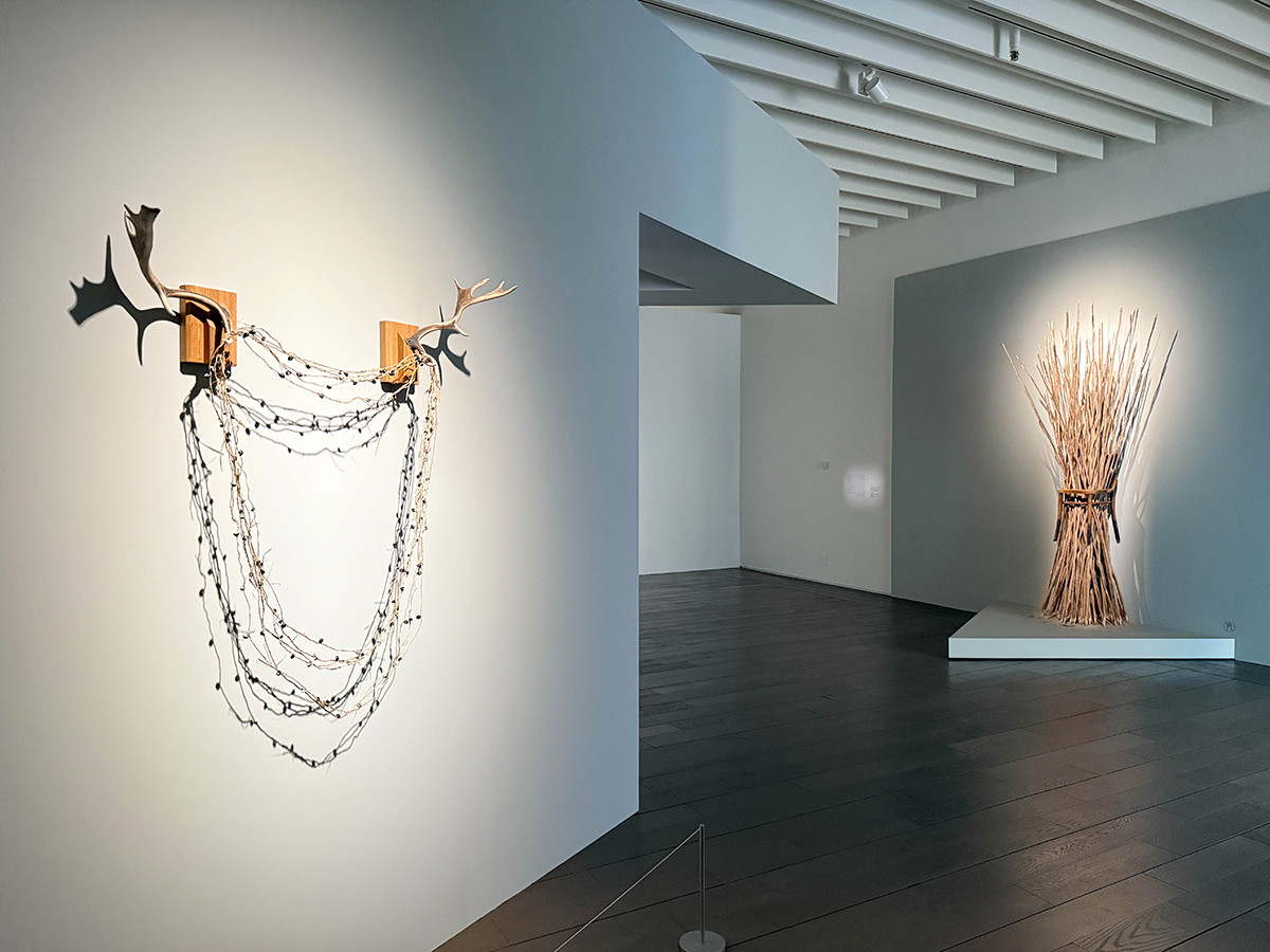 アーティゾン美術館「彼女たちのアボリジナル・アート　オーストラリア現代美術」会場より　ジュリー・ゴフ（Julie Gough 1955-）の作品　© Julie Gough