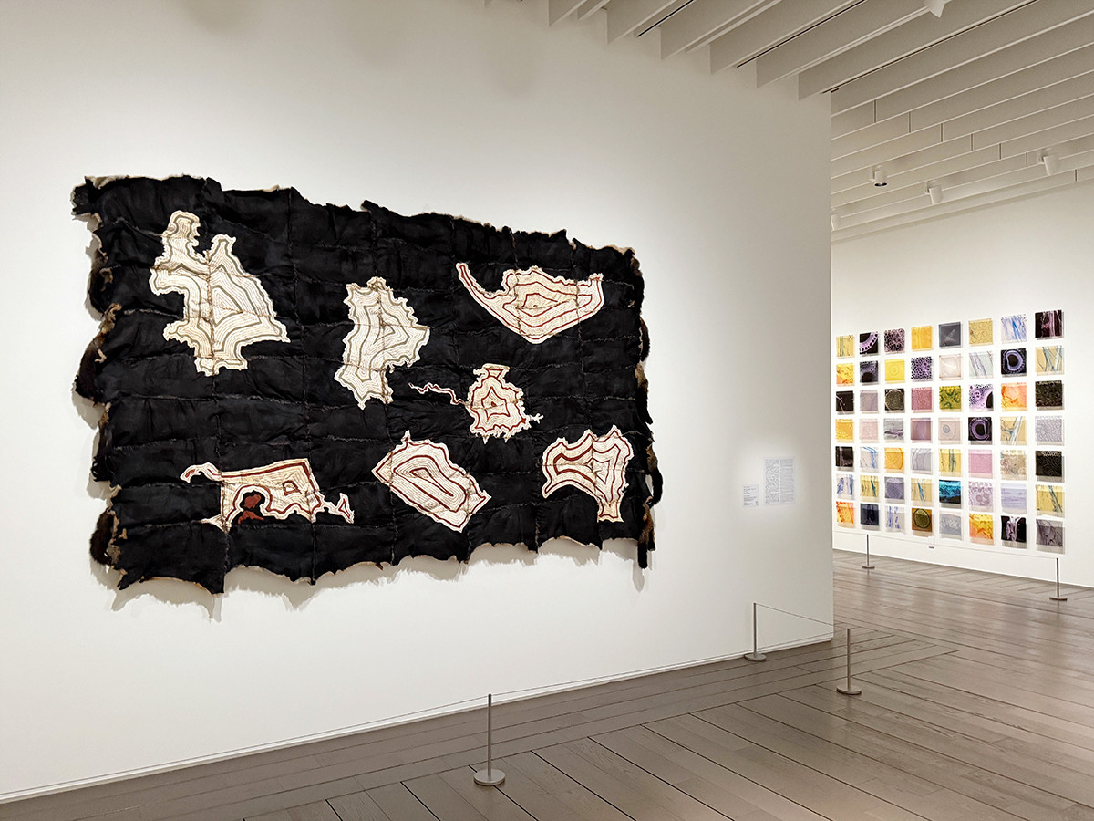 アーティゾン美術館「彼女たちのアボリジナル・アート　オーストラリア現代美術」会場より　マリィ・クラーク（Maree Clarke 1961-）の作品　© Maree Clarke