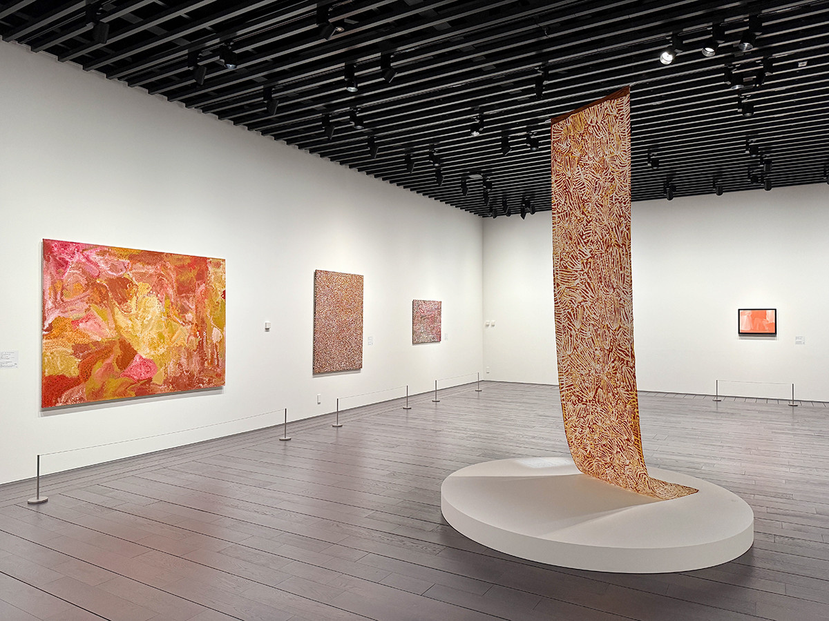 アーティゾン美術館「彼女たちのアボリジナル・アート　オーストラリア現代美術」展示風景より