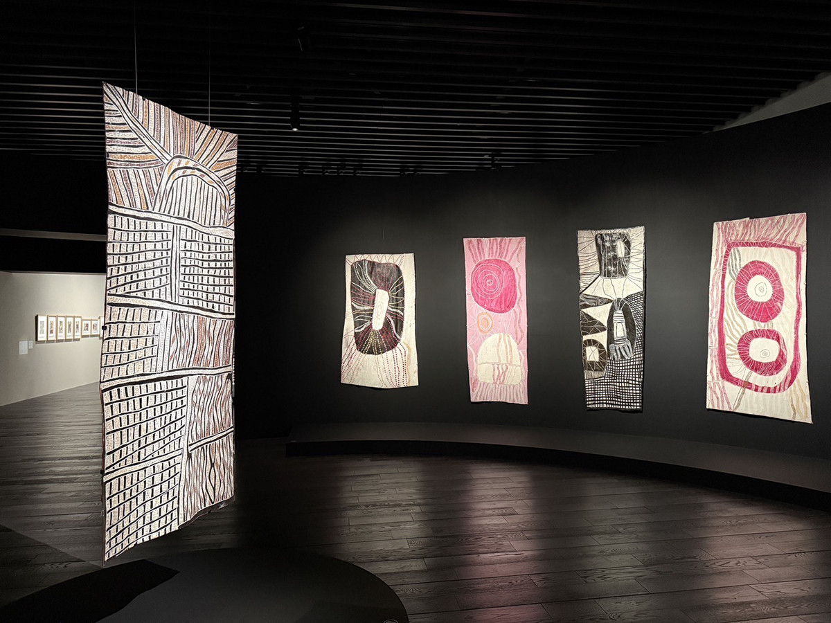 アボリジナルの女性たちが描く“土地”と“記憶” ― アーティゾン美術館