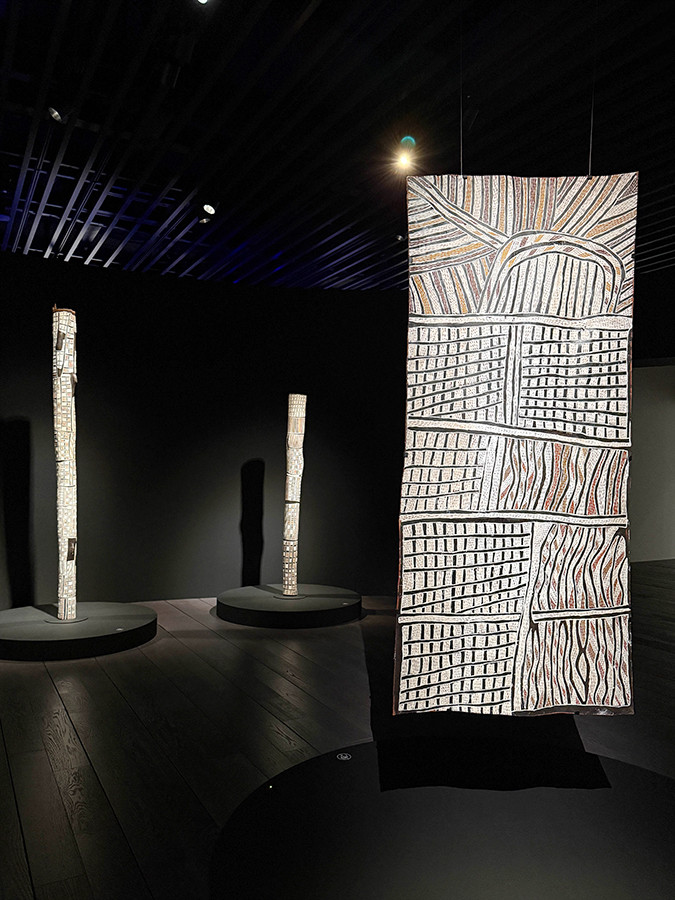 アーティゾン美術館「彼女たちのアボリジナル・アート　オーストラリア現代美術」会場より　ノンギルンガ・マラウィリ（Nonggirrnga Marawili 1938頃-2023）の作品　© the artist ℅ Buku-Larrŋgay Mulka Centre