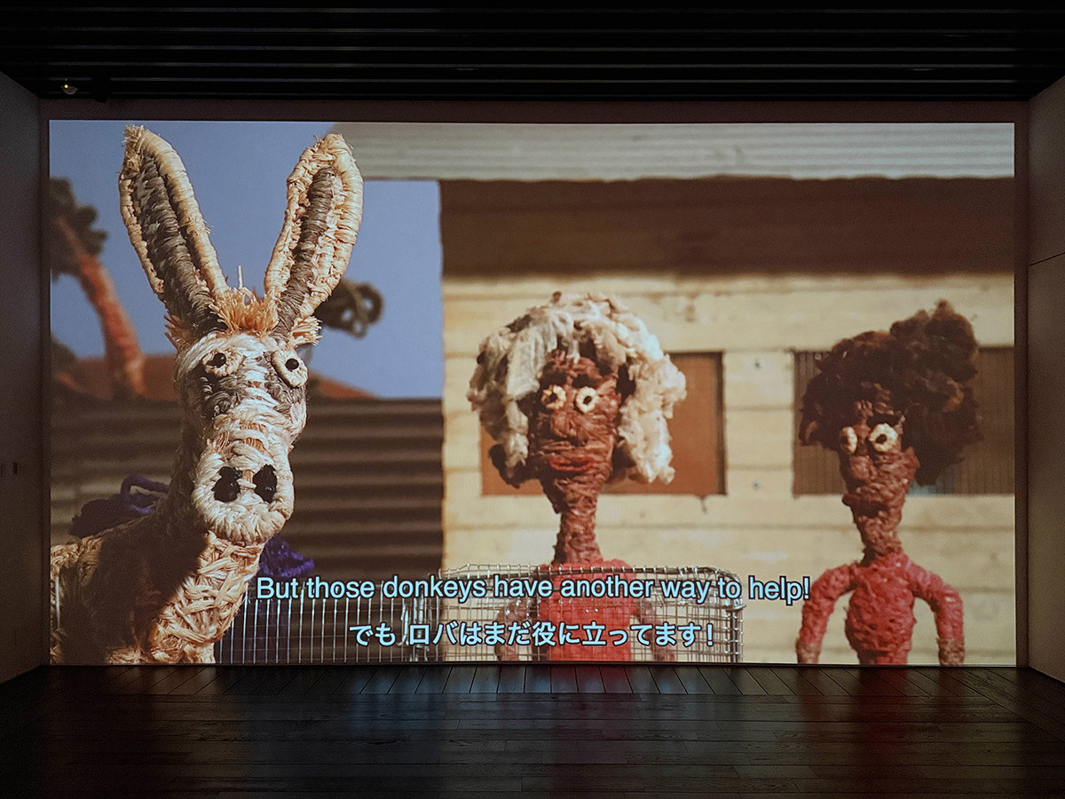 アーティゾン美術館「彼女たちのアボリジナル・アート　オーストラリア現代美術」会場より　ジャンピ・デザート・ウィーヴァーズ（Tjanpi Desert Weavers）の作品　© Tjanpi Desert Weavers, NPY Women’s Council