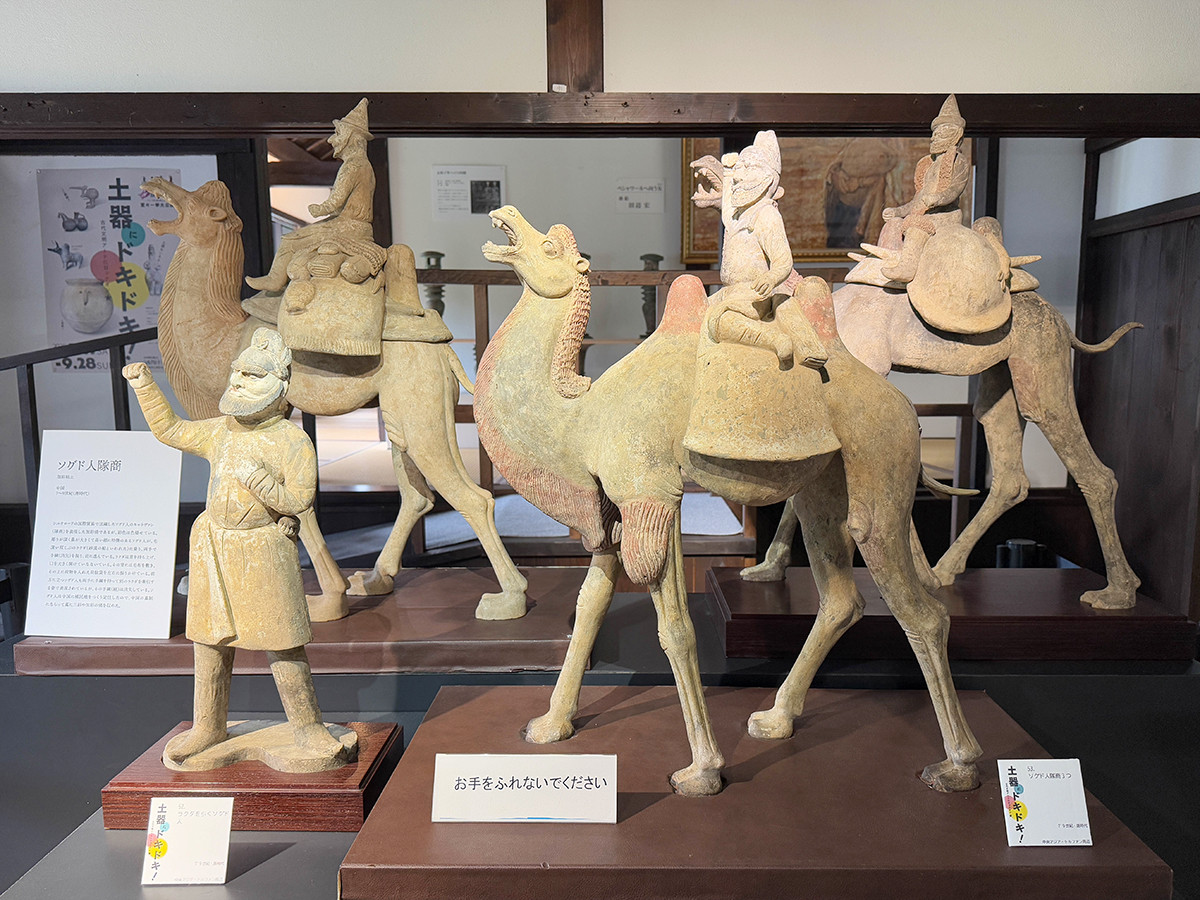 浜名梱包輸送シルクロード・ミュージアム「土器にドキドキ展」会場より 《ソグド人隊商》加彩粘土 中国 7〜9世紀(唐時代)