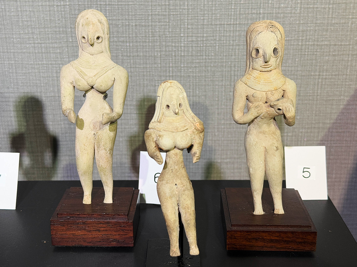 浜名梱包輸送シルクロード・ミュージアム「土器にドキドキ展」会場より 《土偶:女性》ジョーブ式人物土偶 前2700年~2500年頃 パキスタン