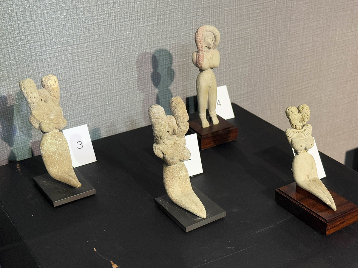 浜名梱包輸送シルクロード・ミュージアム「土器にドキドキ展」会場より　（手前3点）《土偶：座る女性》ジョーブ式人物土偶　前3000年～2700年頃　パキスタン