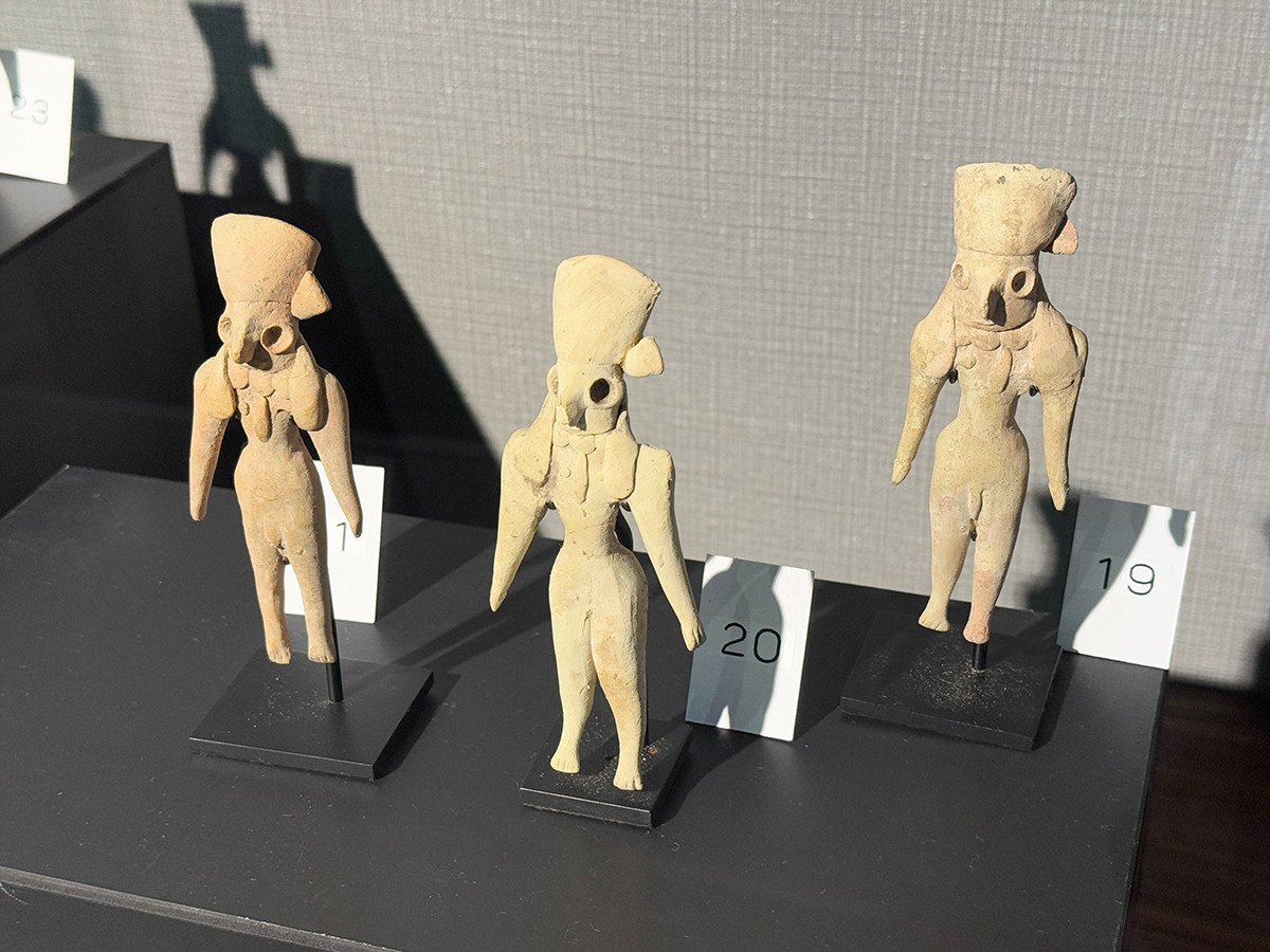 浜名梱包輸送シルクロード・ミュージアム「土器にドキドキ展」会場より 《土偶:男性》ジョーブ式人物土偶 前2700年~2500年頃 パキスタン