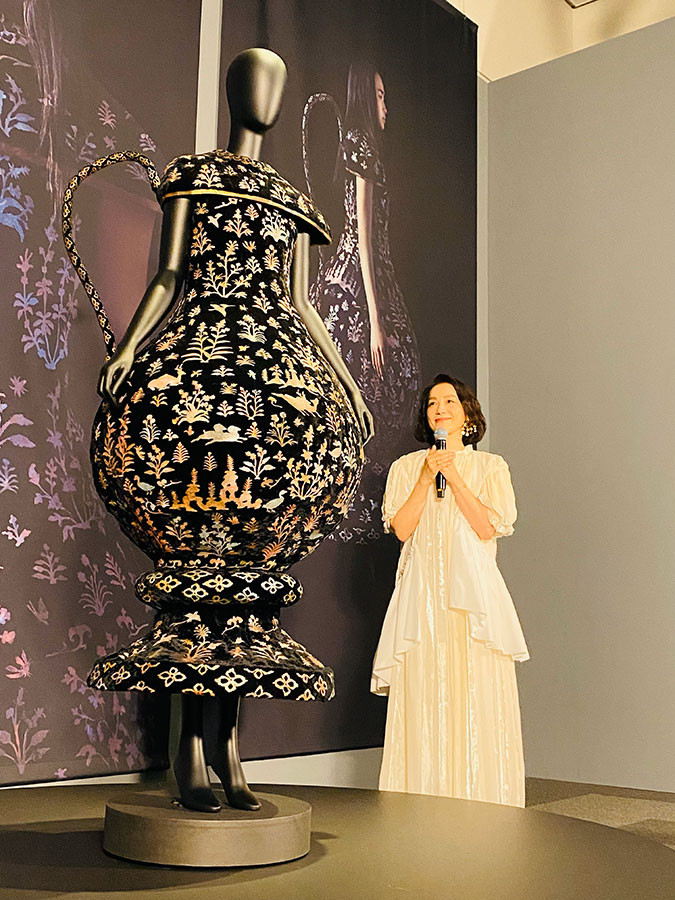 篠原ともえ　≪LACQUERED EWER SHOSOIN DRESS≫