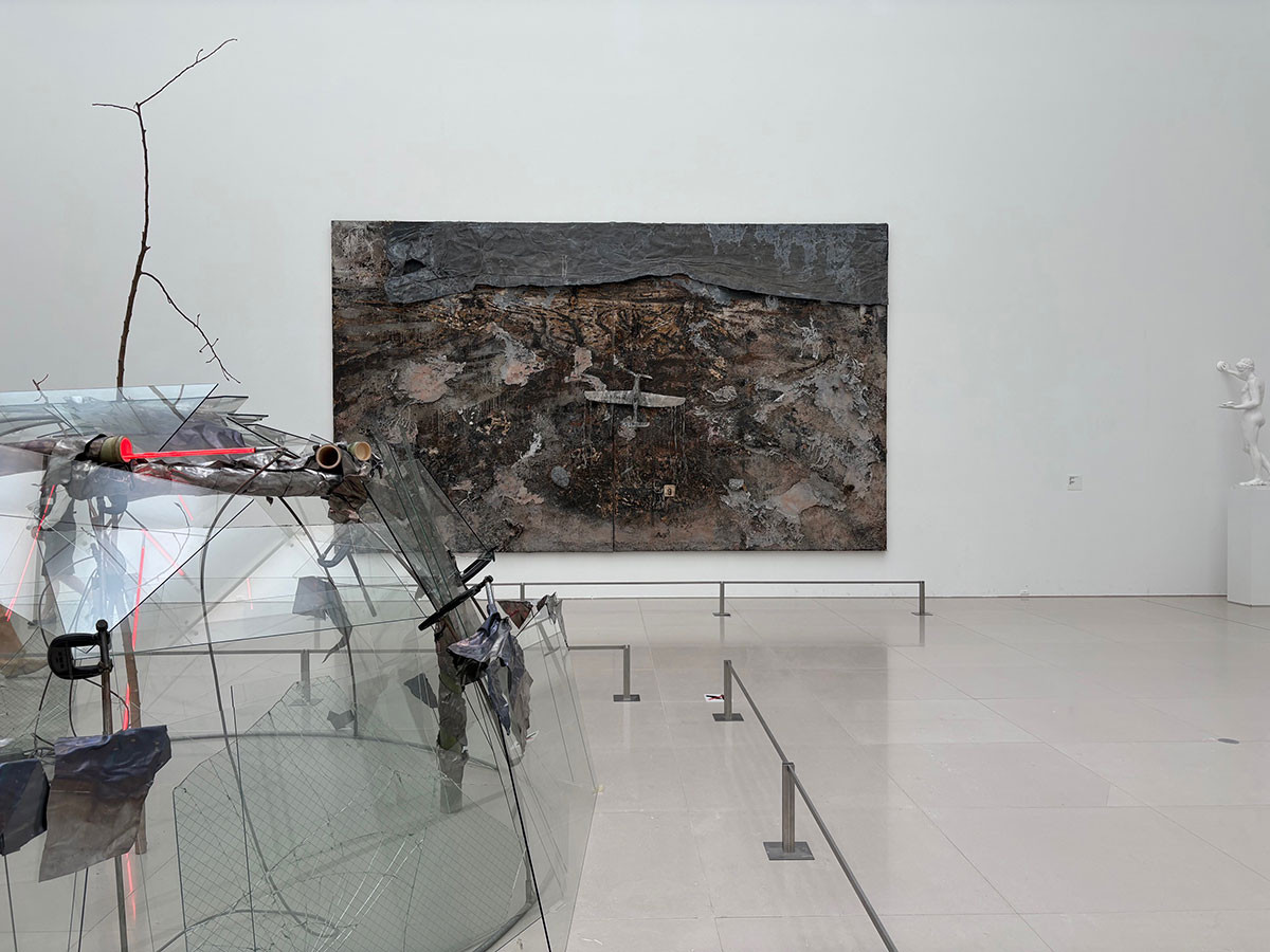 手前から　マリオ・メルツ《明晰と不分明／不分明と明晰》1988（部分）、アンゼルム・キーファー《飛べ！コフキコガネ》1990