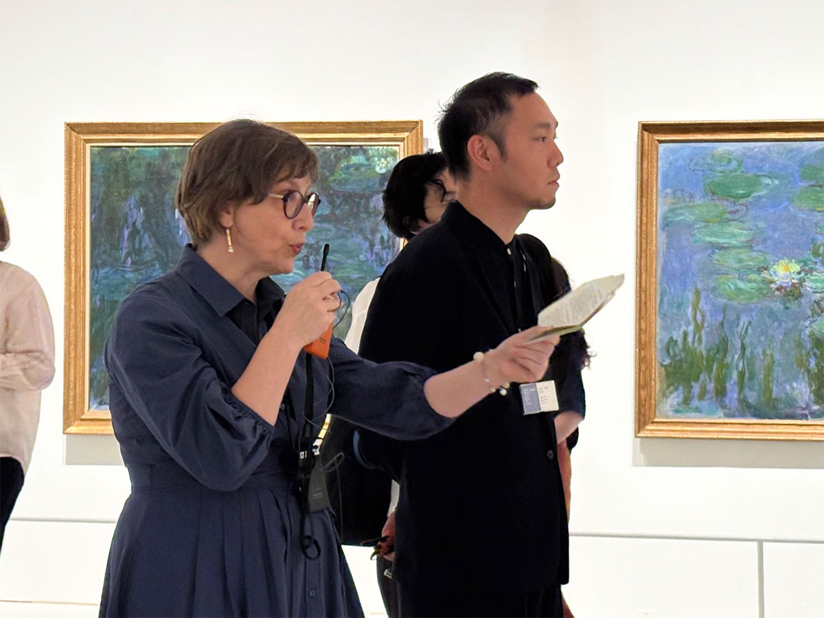 会場説明の様子 シルヴィ・カルリエ氏(マルモッタン・モネ美術館、パリ コレクション部長/本展監修者)、石田大祐氏(豊田市美術館、本展担当学芸員)