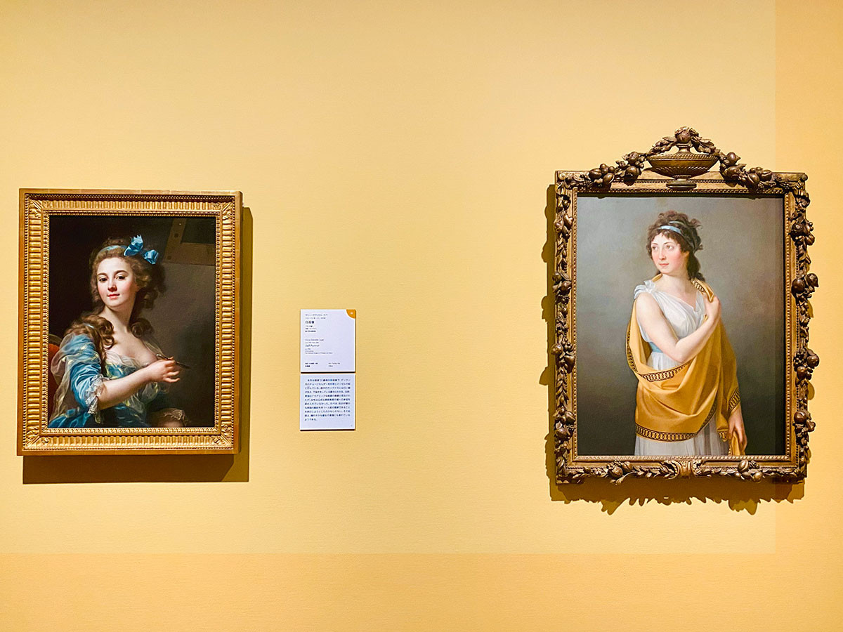 左から マリー・ガブリエル・カペ《自画像》1783年 国立西洋美術館、マリー=ギュミーヌ・ブノア《婦人の肖像》1799年頃