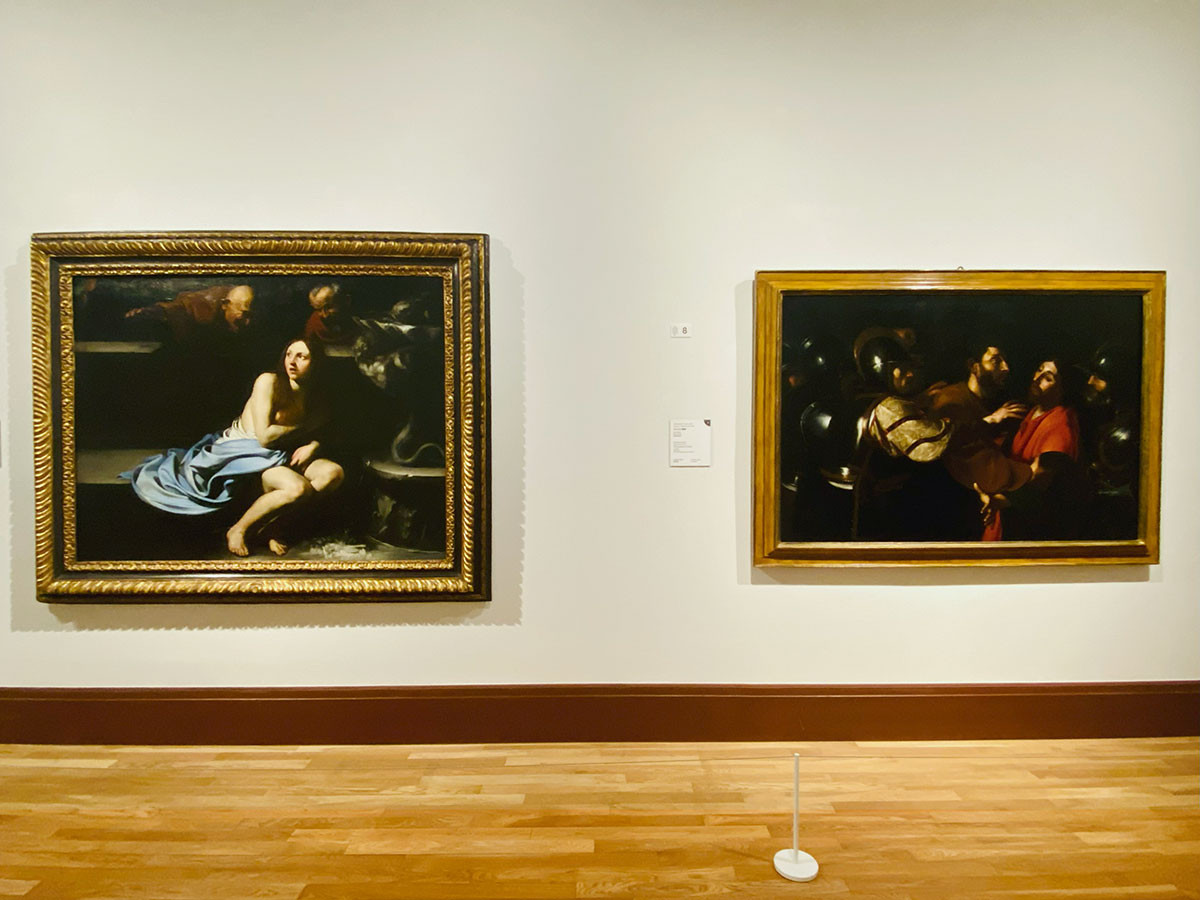 左から ジュゼペ・デ・リベーラ《スザンナと長老たち》1615年頃、バルトロメオ・マンフレーディ《キリスト捕縛》1613-15年、国立西洋美術館