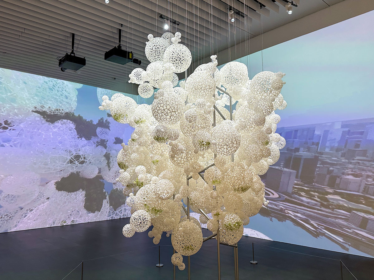 森美術館「藤本壮介の建築:原初・未来・森」会場より「8 未来の森 原初の森—共鳴都市 2025」