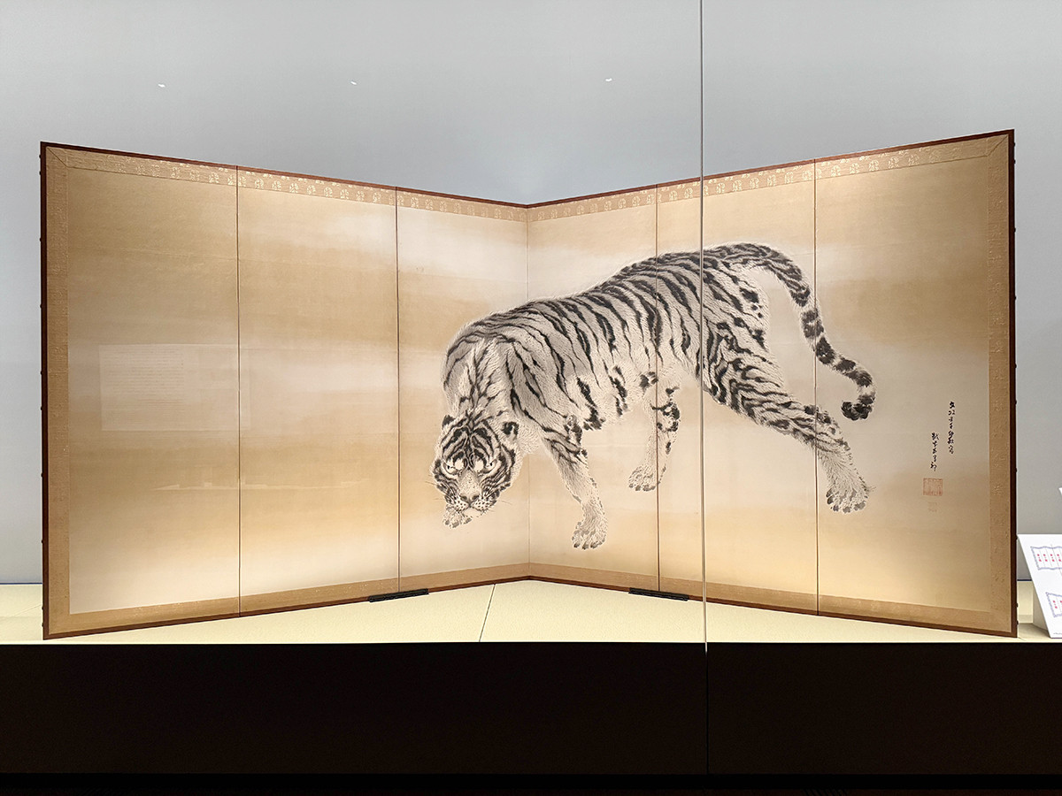 サントリー美術館「まだまだざわつく日本美術」会場より　《猛虎図屛風》岸駒　六曲一双のうち　文政5年（1822）［写真の右隻は7/2～7/28に展示。後期は左隻を展示］