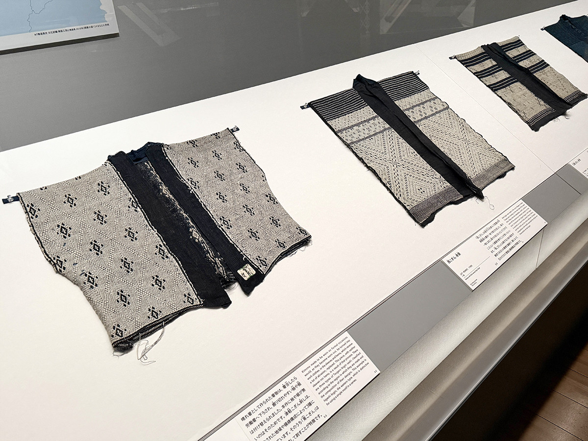 サントリー美術館「まだまだざわつく日本美術」会場より　（左から）《東こぎん 身頃》一枚　江戸〜明治時代　19世紀 ／ 《西こぎん 身頃》一枚　江戸〜明治時代　19世紀 ／ 《三縞こぎん 身頃》一枚　江戸〜明治時代　19世紀［すべて展示期間：7/2～7/28］