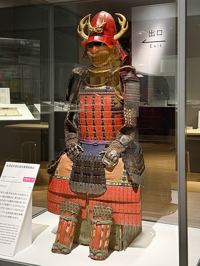 サントリー美術館「まだまだざわつく日本美術」会場より　《朱漆塗矢筈札紺糸素懸威具足》一具　桃山時代　16〜17世紀［全期間展示］