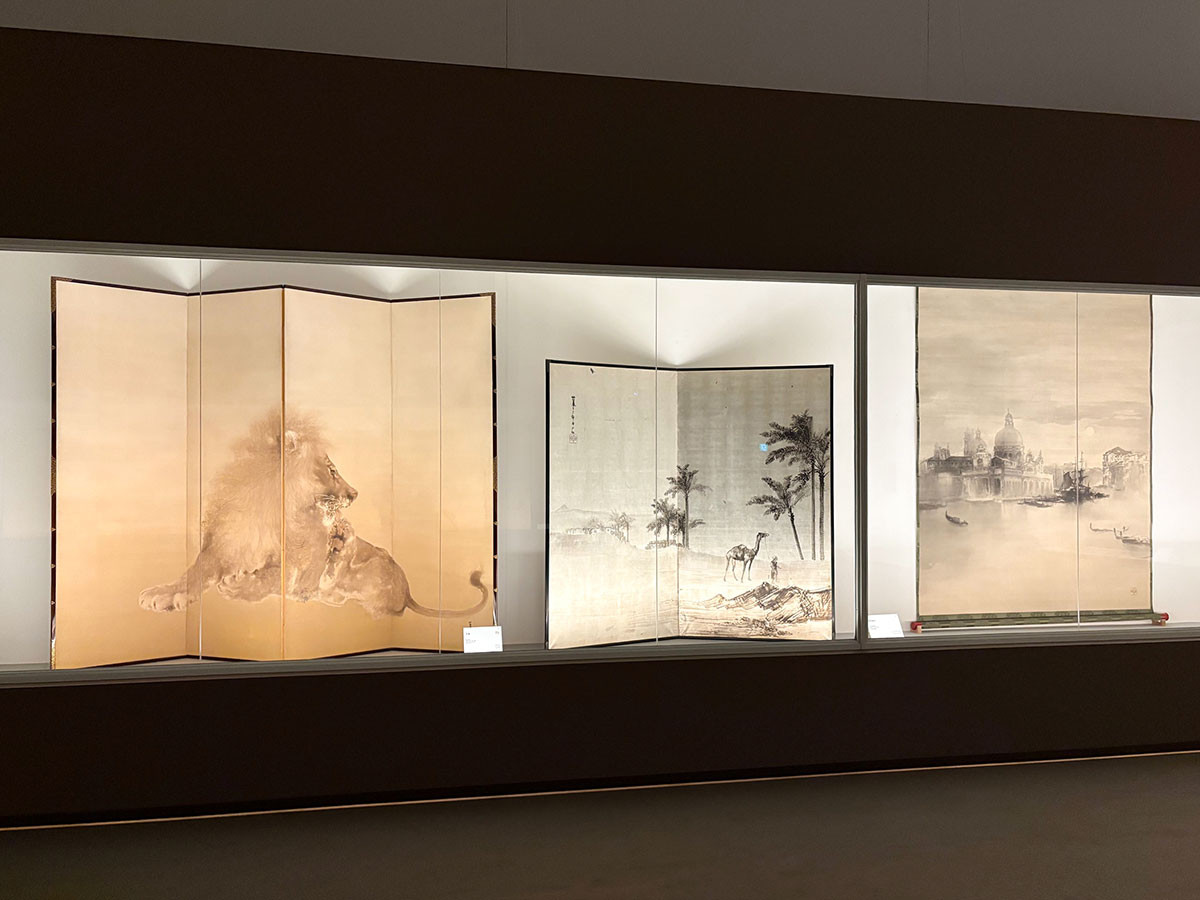 左から 《金獅》1901頃 株式会社ボークス、《熱帯風光》1902頃 二階堂美術館、《ベニスの月》1904 高島屋史料館