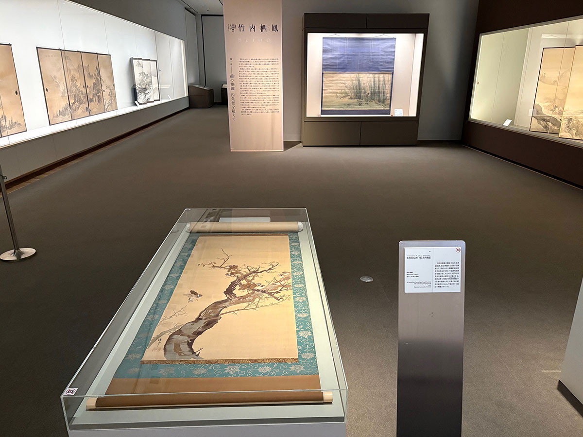 手前 《枯木群雀之図》(下絵:竹内栖鳳)1895 清水三年坂美術館