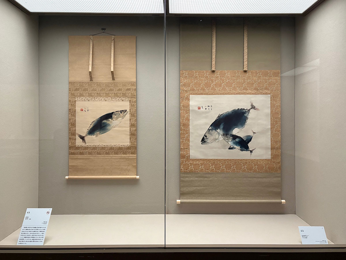 左から　《松魚》昭和前期　株式会社八勝館、《松魚》1937　ひろしま美術館［前期展示］