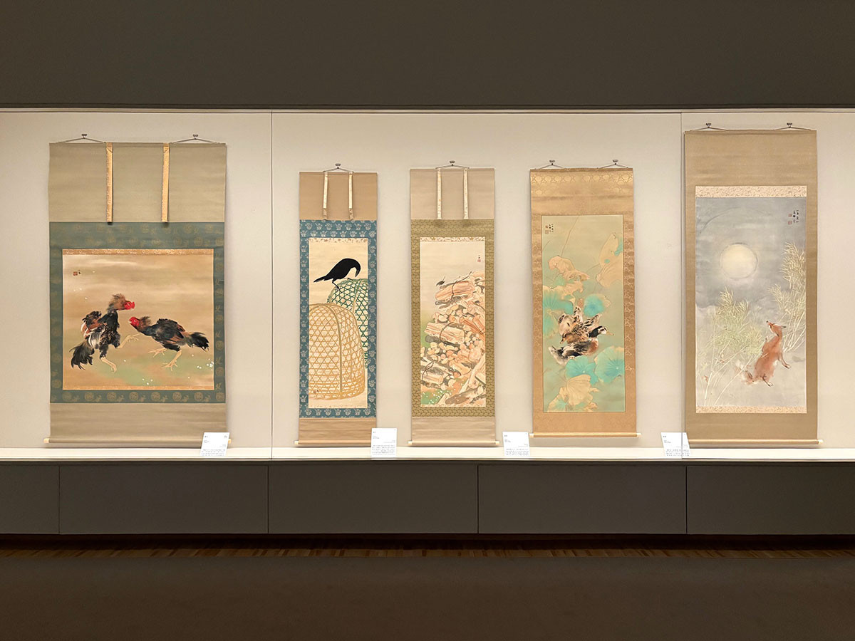 左から　《蹴合》1929　大倉集古館［前期展示］、《遅日》1918　京都国立近代美術館、《惜春》1933　大阪中之島美術館［前期展示］、《秋興》1927　京都国立近代美術館、《おぼろ月》1928　京都国立近代美術館