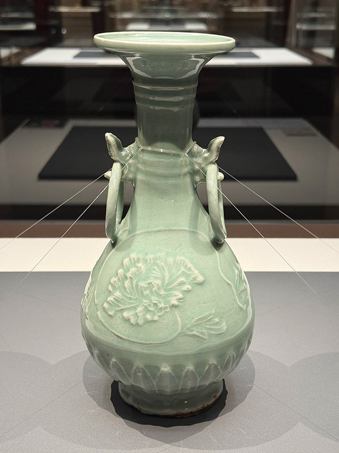 三井記念美術館「美術のあそびとこころ―花と鳥―」　《青磁浮牡丹文不遊環耳付花入》南宋～元時代・13～14世紀