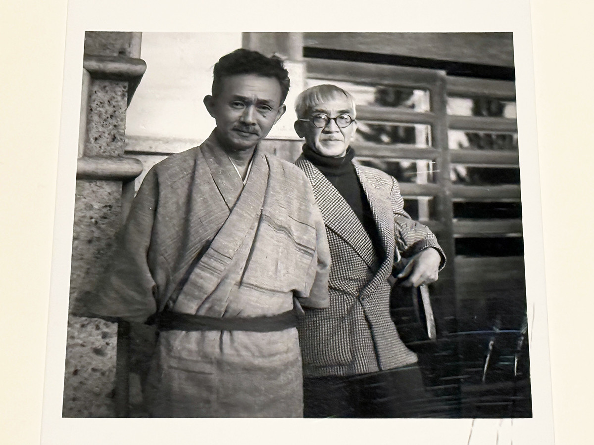 東京ステーションギャラリー「藤田嗣治 絵画と写真」会場より フランク・シャーマン《柳宗悦と藤田嗣治》1948年 シャーマン・コレクション(河村泳静氏所蔵)