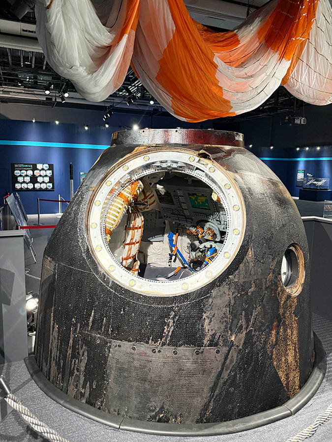 日本科学未来館　特別展「深宇宙展～人類はどこへ向かうのか」To the Moon and Beyond　会場より　「ソユーズ宇宙船 帰還モジュール」実機