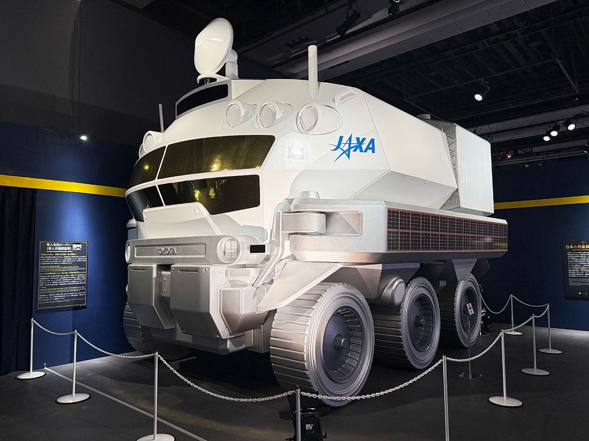 日本科学未来館　特別展「深宇宙展～人類はどこへ向かうのか」To the Moon and Beyond　会場より　有人月面探査車「有人与圧ローバー」実物大模型