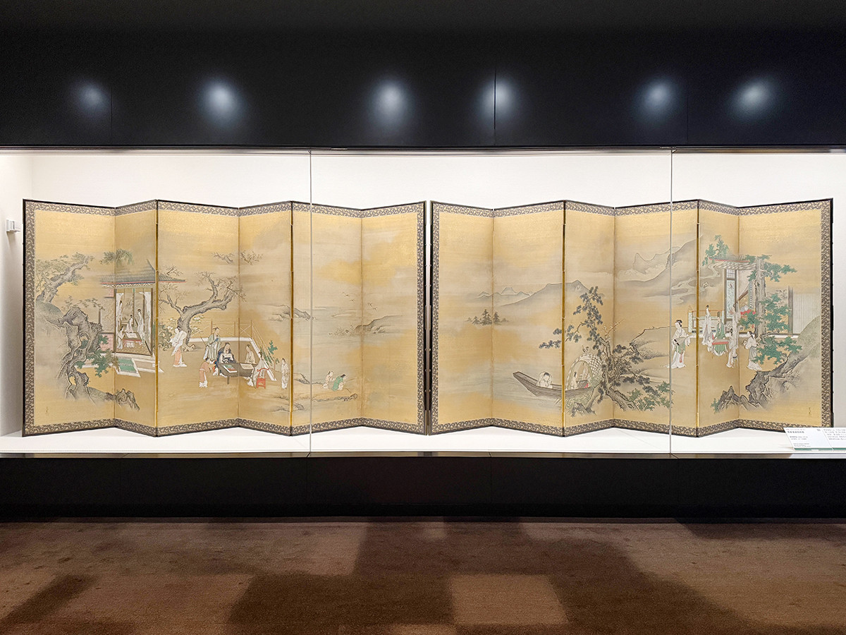静嘉堂文庫美術館「絵画入門　よくわかる神仏と人物のフシギ」会場より　狩野常信《琴棋書画図屏風》江戸時代　17～18世紀［展示期間：7/5～8/11］