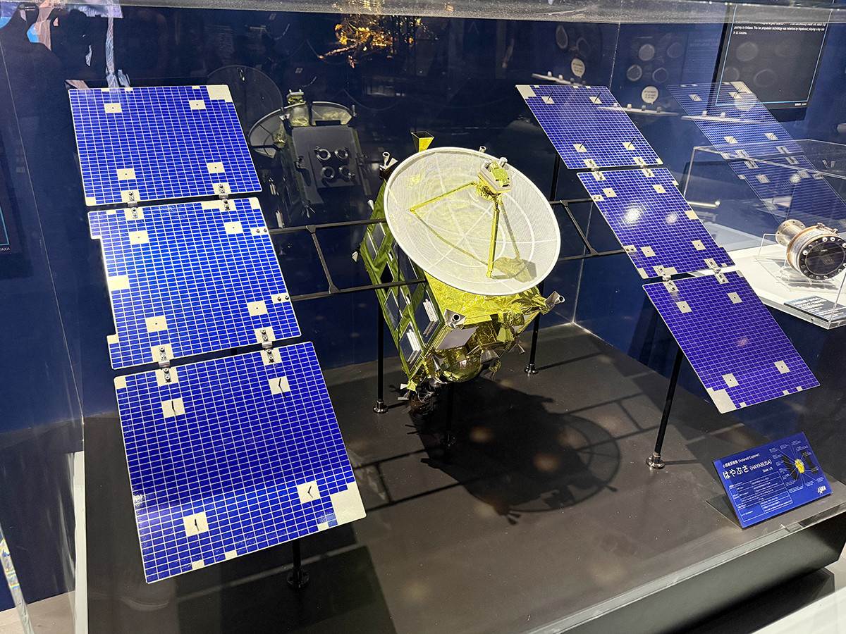 日本科学未来館　特別展「深宇宙展～人類はどこへ向かうのか」To the Moon and Beyond　会場より　はやぶさ（小惑星探査機）（1/5模型）