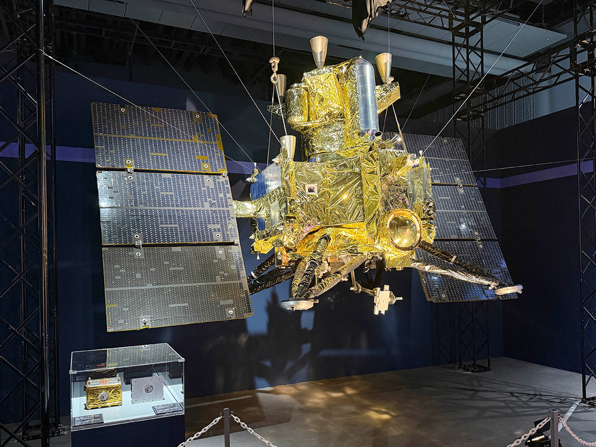 日本科学未来館　特別展「深宇宙展～人類はどこへ向かうのか」To the Moon and Beyond　会場より　MMX（火星衛星探査計画）探査機（1/2模型）