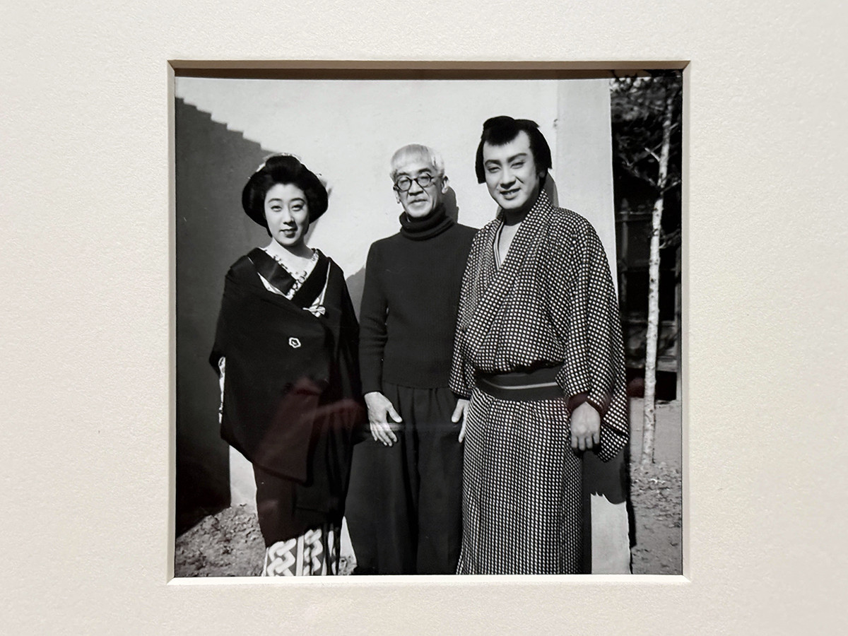 東京ステーションギャラリー「藤田嗣治 絵画と写真」会場より フランク・シャーマン《山田五十鈴(左)、長谷川一夫(右)とともに》1948年 シャーマン・コレクション(河村泳静氏所蔵)