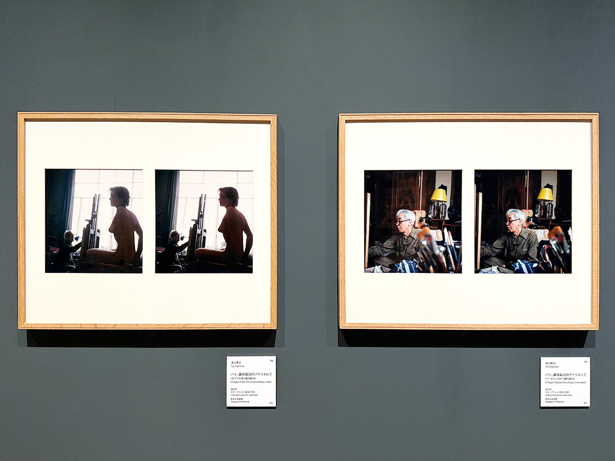 東京ステーションギャラリー「藤田嗣治 絵画と写真」会場より 清川泰次《パリ、藤田嗣治のアトリエにて》(イーゼルに向かう藤田嗣治)1954年 世田谷美術館