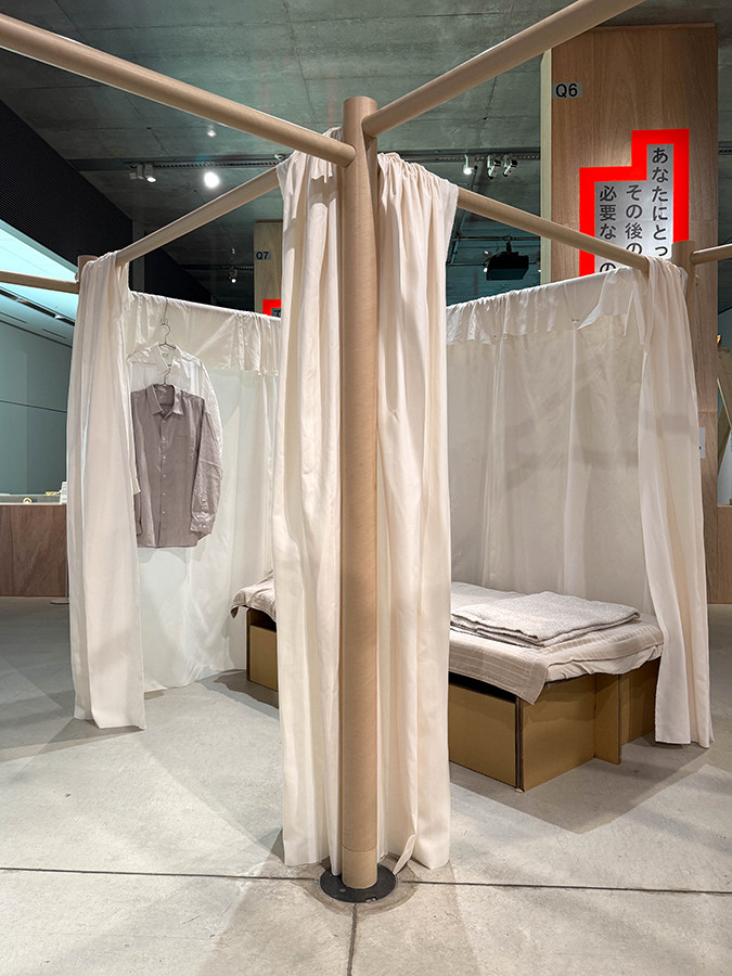 坂茂建築設計+ボランタリー・アーキテクツ・ネットワーク《避難所用・紙の間仕切りシステム》