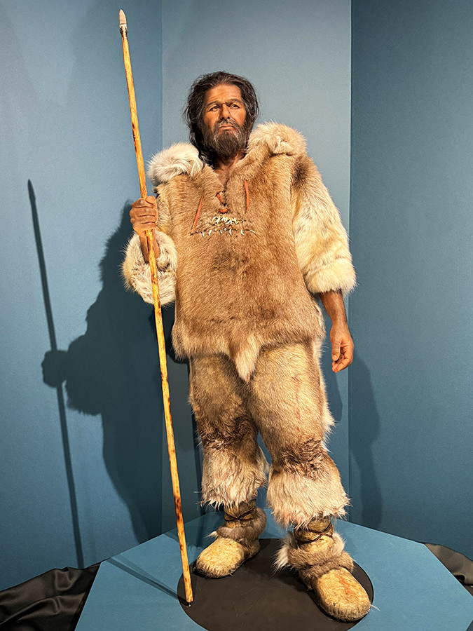 国立科学博物館「氷河期展 〜人類が見た4万年前の世界〜」会場より クロマニョン人の復元模型 パリ国立自然史博物館 @2025 Sculpture ELISABETH DAYNES, France
