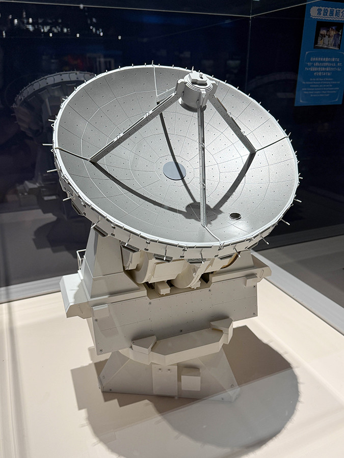 日本科学未来館　特別展「深宇宙展～人類はどこへ向かうのか」To the Moon and Beyond　会場より　アルマ望遠鏡7mアンテナ（1/20模型）