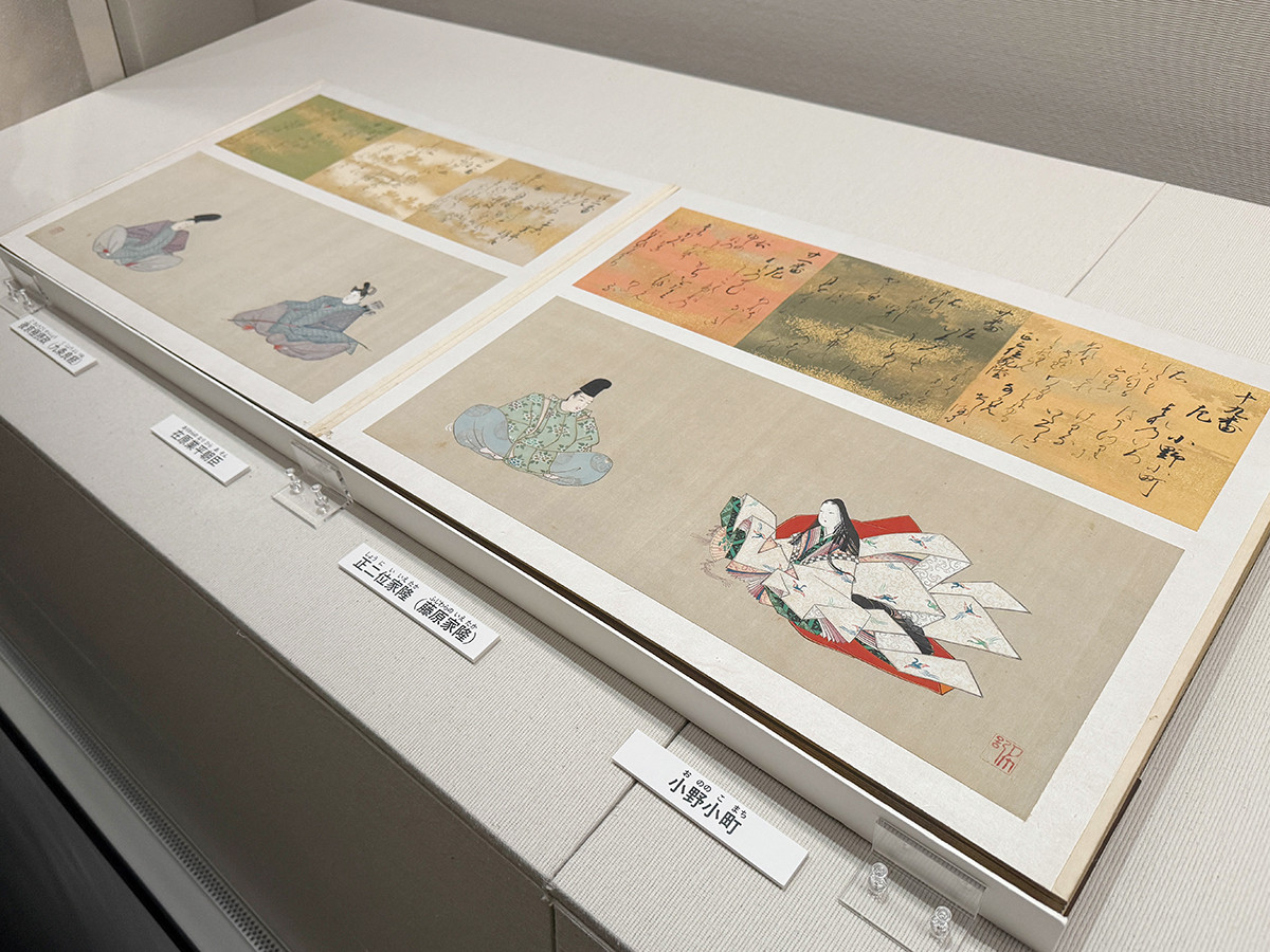 静嘉堂文庫美術館「絵画入門　よくわかる神仏と人物のフシギ」会場より　住吉具慶、狩野寿石秀信《時代不同歌合画帖》江戸時代　17世紀［写真の上冊の展示は7/5～8/11。後期は下冊を展示］