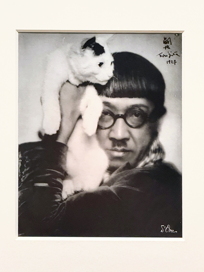東京ステーションギャラリー「藤田嗣治 絵画と写真」会場より ドラ・カルムス(マダム・ドラ)《猫を肩にのせる藤田嗣治》1927年/2025年(複製) 東京藝術大学