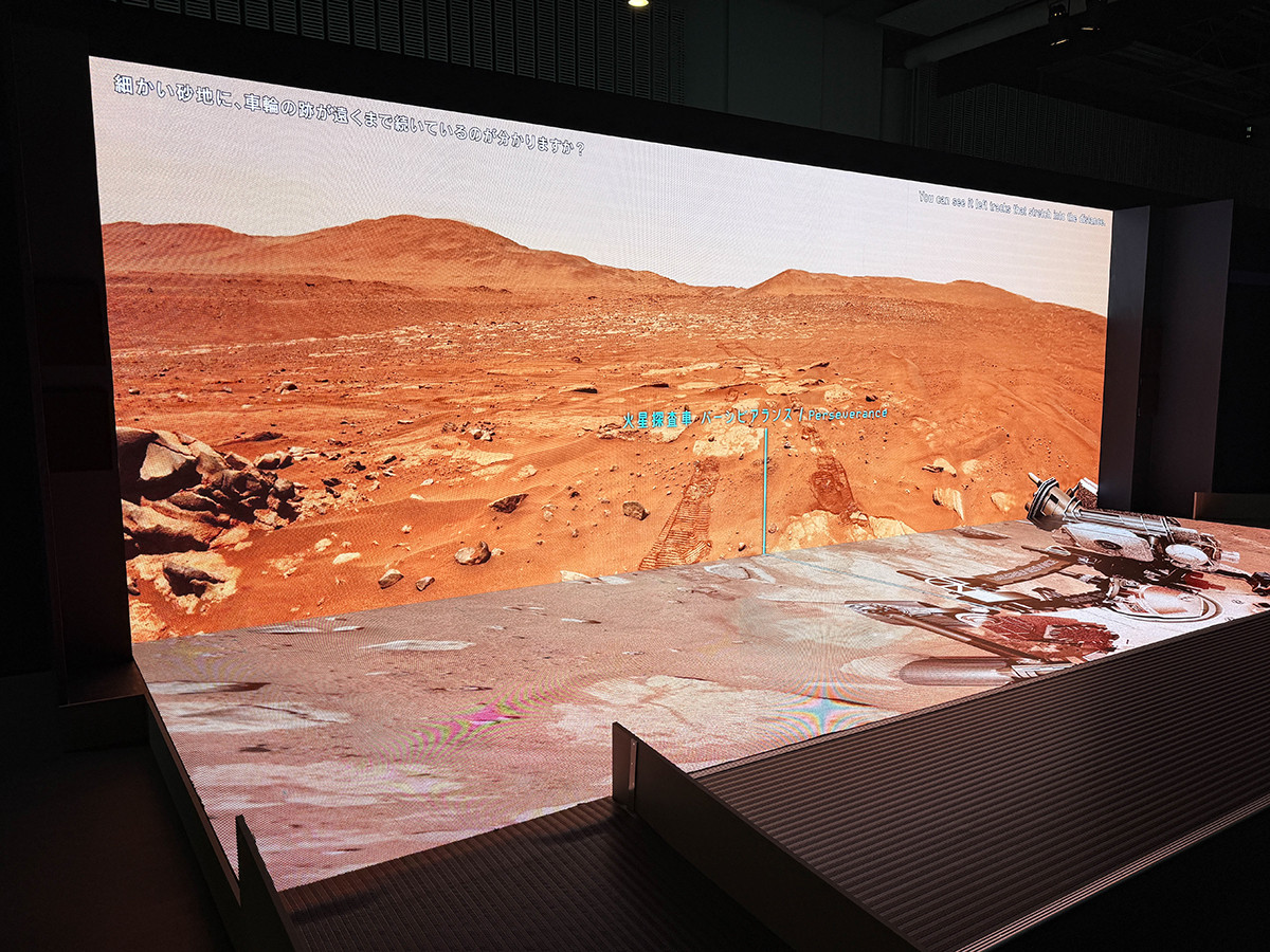 日本科学未来館　特別展「深宇宙展～人類はどこへ向かうのか」To the Moon and Beyond　会場より　大画面で体感する展示映像「火星ツアー」