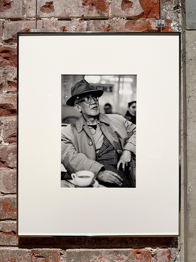 東京ステーションギャラリー「藤田嗣治 絵画と写真」会場より 木村伊兵衛《パリ、藤田嗣治》1954年(1984年頃の再プリント)横浜美術館