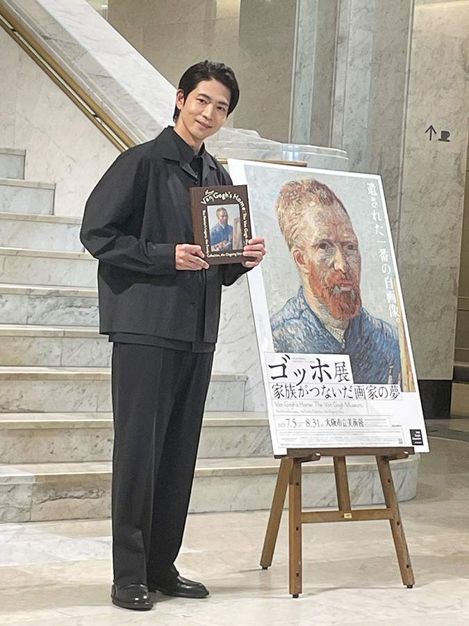 大阪市立美術館「ゴッホ展 家族がつないだ画家の夢」会場より　展覧会サポーターの松下洸平氏。本展の音声ナビゲーターも担当