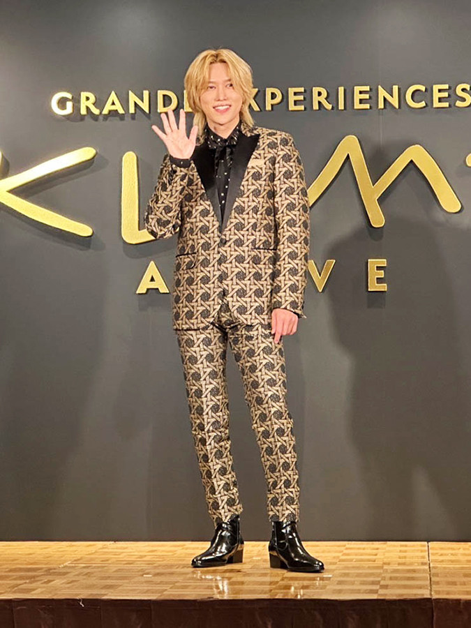 渋谷スカイ「SKY GALLERY」 「INNER NEBULAS｜光が奏でる、夏の星雲」会場より　展覧会アンバサダーの Kis-My-Ft2 千賀健永