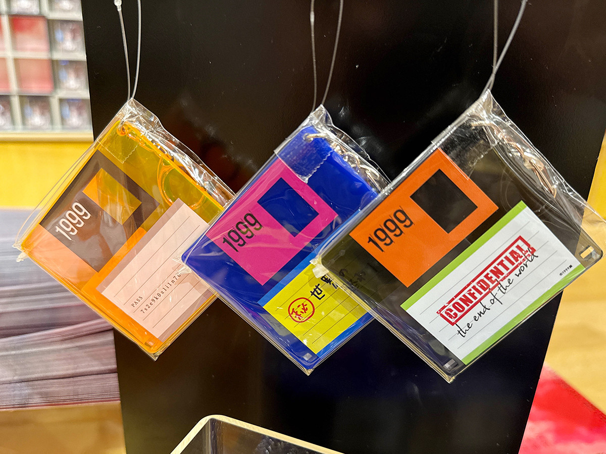 世界が終わる前にゲットせよ。終末系アイテムが大集結 ― 「1999展」（グッズ）