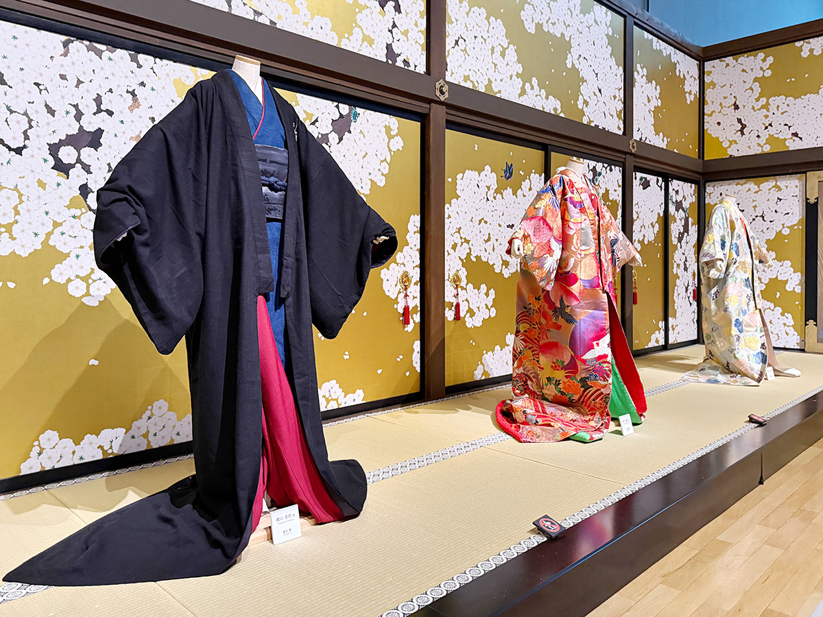 東京国立博物館 特別展「江戸☆大奥」会場より NHK ドラマ10「大奥」セット&衣装展示 (手前)徳川吉宗(冨永愛)